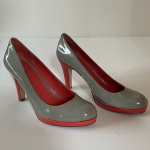 Bandolino Gray & Orange Pumps